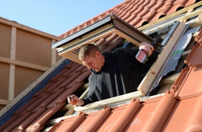 Pose de fenêtres de toit Velux à Roost-Warendin